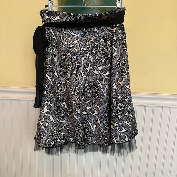 Black & White Floral Patterned Nylon Wrap Skirt With Tulle Trim Medium By Wrappe - Picture 1 of 5